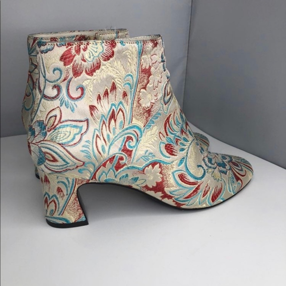 Vaneli 9M womens floral boots ivory blue